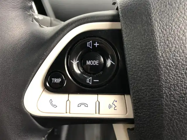 トヨタ プリウス ＰＨＶ A 愛知県 2017(平29)年 5.3万km ホワイトパールクリスタルシャイン トヨタセーフティーセンス/・プリクラッシュセーフティー/・衝突軽減防止/・レーダークルーズコントロール/・クリアランスソナー/・セーフティーセンスパーキングシステム/純正ナビゲーション/・フルセグTV/・Bluetooth/バックカメラ/ワイパーデアイサー/ステアリングリモコン/ステアリングヒーター/シートヒーター（D/N）/純正ドライブレコーダー/LEDライト/ETC2.0