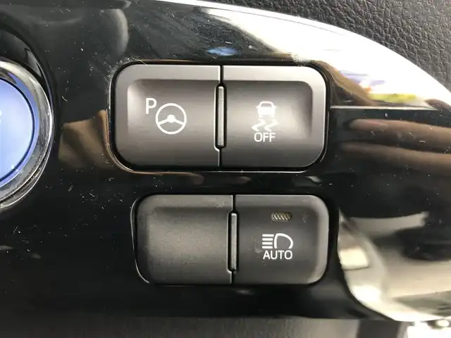 トヨタ プリウス ＰＨＶ A 愛知県 2017(平29)年 5.3万km ホワイトパールクリスタルシャイン トヨタセーフティーセンス/・プリクラッシュセーフティー/・衝突軽減防止/・レーダークルーズコントロール/・クリアランスソナー/・セーフティーセンスパーキングシステム/純正ナビゲーション/・フルセグTV/・Bluetooth/バックカメラ/ワイパーデアイサー/ステアリングリモコン/ステアリングヒーター/シートヒーター（D/N）/純正ドライブレコーダー/LEDライト/ETC2.0
