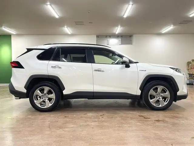 トヨタ ＲＡＶ４ ハイブリッドG 道央・札幌 2020(令2)年 9.5万km ホワイトパールクリスタルシャイン 4WD/ワンオーナー/寒冷地仕様/純正9型ナビ/フルセグTV/CD/DVD/Bluetooth/SD/バックカメラ/黒革/パワーシート（D）/シートメモリ/シートヒーター（D/N）/ステアリングヒーター/セーフティセンス/・衝突軽減ブレーキ/・レーンキープアシスト/・横滑り防止/レーダークルーズコントロール/パワーバックドア/ブラインドスポットモニター/フロントワイパーデアイサー/オートマチックハイビーム/ドライブレコーダー（前方）/スマートキー×2/純正エンジンスターター/AC100V電源/社外17インチAW付スタッドレス積み込み/・225/65/17　BS：2024年製　6mm/保証書/取扱説明書