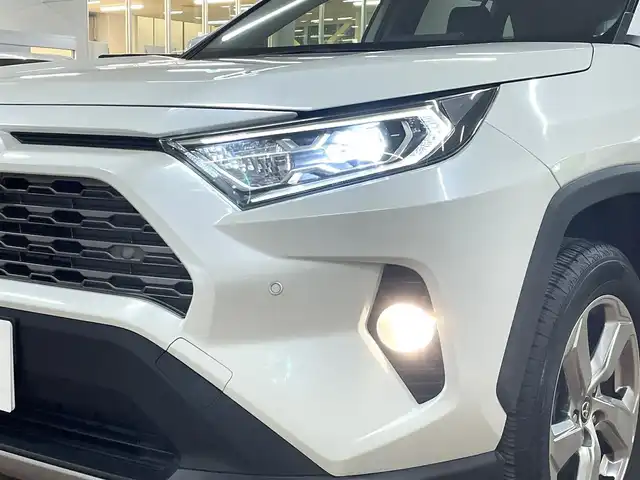 トヨタ ＲＡＶ４ ハイブリッドG 道央・札幌 2020(令2)年 9.5万km ホワイトパールクリスタルシャイン 4WD/ワンオーナー/寒冷地仕様/純正9型ナビ/フルセグTV/CD/DVD/Bluetooth/SD/バックカメラ/黒革/パワーシート（D）/シートメモリ/シートヒーター（D/N）/ステアリングヒーター/セーフティセンス/・衝突軽減ブレーキ/・レーンキープアシスト/・横滑り防止/レーダークルーズコントロール/パワーバックドア/ブラインドスポットモニター/フロントワイパーデアイサー/オートマチックハイビーム/ドライブレコーダー（前方）/スマートキー×2/純正エンジンスターター/AC100V電源/社外17インチAW付スタッドレス積み込み/・225/65/17　BS：2024年製　6mm/保証書/取扱説明書
