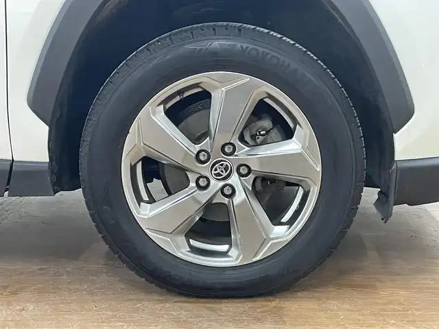 トヨタ ＲＡＶ４ ハイブリッドG 道央・札幌 2020(令2)年 9.5万km ホワイトパールクリスタルシャイン 4WD/ワンオーナー/寒冷地仕様/純正9型ナビ/フルセグTV/CD/DVD/Bluetooth/SD/バックカメラ/黒革/パワーシート（D）/シートメモリ/シートヒーター（D/N）/ステアリングヒーター/セーフティセンス/・衝突軽減ブレーキ/・レーンキープアシスト/・横滑り防止/レーダークルーズコントロール/パワーバックドア/ブラインドスポットモニター/フロントワイパーデアイサー/オートマチックハイビーム/ドライブレコーダー（前方）/スマートキー×2/純正エンジンスターター/AC100V電源/社外17インチAW付スタッドレス積み込み/・225/65/17　BS：2024年製　6mm/保証書/取扱説明書