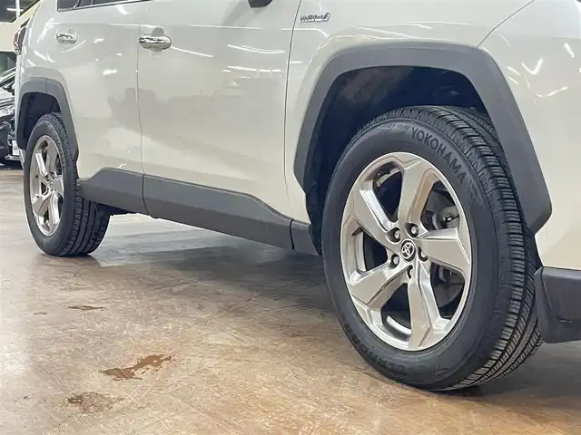 トヨタ ＲＡＶ４ ハイブリッドG 道央・札幌 2020(令2)年 9.5万km ホワイトパールクリスタルシャイン 4WD/ワンオーナー/寒冷地仕様/純正9型ナビ/フルセグTV/CD/DVD/Bluetooth/SD/バックカメラ/黒革/パワーシート（D）/シートメモリ/シートヒーター（D/N）/ステアリングヒーター/セーフティセンス/・衝突軽減ブレーキ/・レーンキープアシスト/・横滑り防止/レーダークルーズコントロール/パワーバックドア/ブラインドスポットモニター/フロントワイパーデアイサー/オートマチックハイビーム/ドライブレコーダー（前方）/スマートキー×2/純正エンジンスターター/AC100V電源/社外17インチAW付スタッドレス積み込み/・225/65/17　BS：2024年製　6mm/保証書/取扱説明書