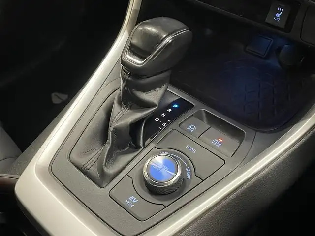 トヨタ ＲＡＶ４ ハイブリッドG 道央・札幌 2020(令2)年 9.5万km ホワイトパールクリスタルシャイン 4WD/ワンオーナー/寒冷地仕様/純正9型ナビ/フルセグTV/CD/DVD/Bluetooth/SD/バックカメラ/黒革/パワーシート（D）/シートメモリ/シートヒーター（D/N）/ステアリングヒーター/セーフティセンス/・衝突軽減ブレーキ/・レーンキープアシスト/・横滑り防止/レーダークルーズコントロール/パワーバックドア/ブラインドスポットモニター/フロントワイパーデアイサー/オートマチックハイビーム/ドライブレコーダー（前方）/スマートキー×2/純正エンジンスターター/AC100V電源/社外17インチAW付スタッドレス積み込み/・225/65/17　BS：2024年製　6mm/保証書/取扱説明書