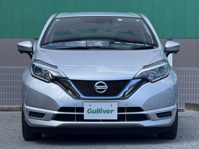 日産 ノート e－パワー B 千葉県 2020(令2)年 2.1万km ブリリアントシルバー 純正ナビ（AM/FM/CD/DVD）/デジタルインナービューモニター/バックカメラ・フロントカメラ/コーナーセンサー/横滑り防止装置/レーンキープアシスト/ETC/前後ドライブレコーダー/LEDヘッドライト/オートライト/オートエアコン