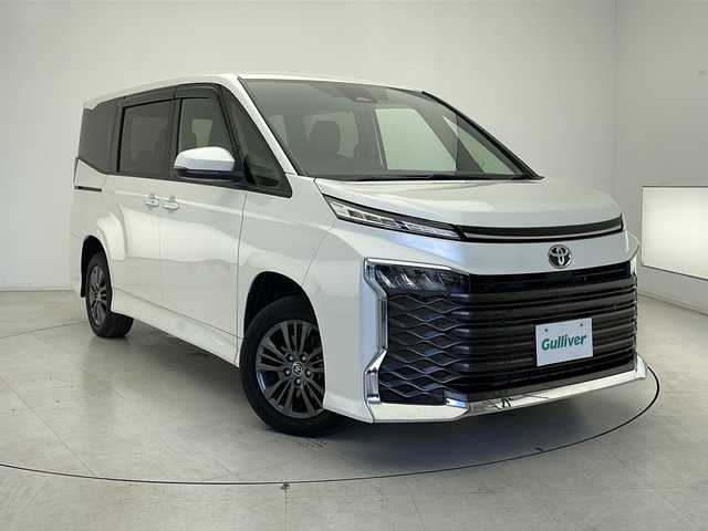 トヨタ ヴォクシー S－G 千葉県 2022(令4)年 2.1万km ホワイトパールクリスタルシャイン 衝突被害軽減システム/レーンキープアシスト/レーダークルーズコントロール/コーナーセンサー（前後）/純正メモリナビ/　（Bluetooth/Miracast）/バックカメラ/純正ビルトインETC2.0/MTモード付AT/４WD/パワーステアリング/ステアリングスイッチ/両側パワースライドドア/3列シート/シートヒーター（D/N席）/電動パーキングブレーキ/オートホールド/純正フロアマット/オートハイビーム/LEDヘッドライト/ウィンカーミラー/純正16インチアルミホイール