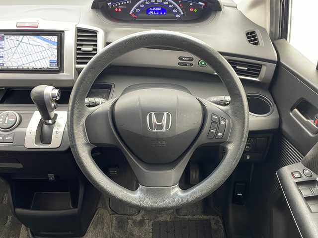 ホンダ フリード G ジャストセレクション 千葉県 2013(平25)年 5.4万km プレミアムブラキッシュパール クルーズコントロール/横滑り防止装置/社外7インチSDナビ（CN-S310D）/　（Bluetooth/CD/DVD/フルセグTV）/純正ETC/3列シート/両側パワースライドドア/純正フロアマット/パワーステアリング/オートライト/キセノンヘッドライト