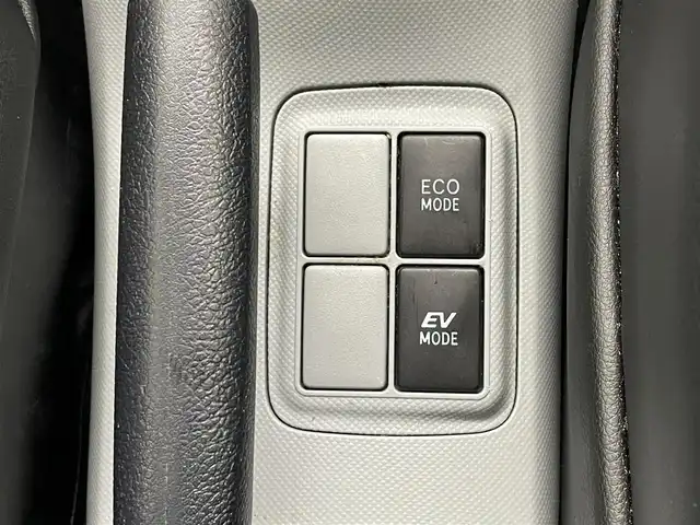 トヨタ アクア S 大分県 2014(平26)年 6.4万km グレーメタリック 社外ナビ　CN-R300WD/(CD/DVD/SD/フルセグ)/バックカメラ/ＥＴＣ/プッシュスタート/スマートキー×２/電動格納ウィンカーミラー/車両接近お知らせ機能/ヘッドライトレベライザー/ドアバイザー/ＬＥＤヘッドライト/純正フロアマット