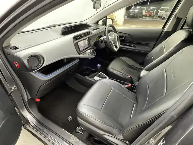 トヨタ アクア S 大分県 2014(平26)年 6.4万km グレーメタリック 社外ナビ　CN-R300WD/(CD/DVD/SD/フルセグ)/バックカメラ/ＥＴＣ/プッシュスタート/スマートキー×２/電動格納ウィンカーミラー/車両接近お知らせ機能/ヘッドライトレベライザー/ドアバイザー/ＬＥＤヘッドライト/純正フロアマット