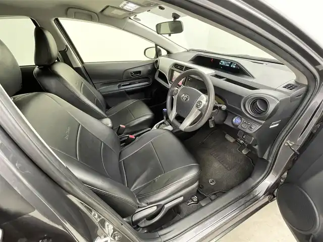 トヨタ アクア S 大分県 2014(平26)年 6.4万km グレーメタリック 社外ナビ　CN-R300WD/(CD/DVD/SD/フルセグ)/バックカメラ/ＥＴＣ/プッシュスタート/スマートキー×２/電動格納ウィンカーミラー/車両接近お知らせ機能/ヘッドライトレベライザー/ドアバイザー/ＬＥＤヘッドライト/純正フロアマット