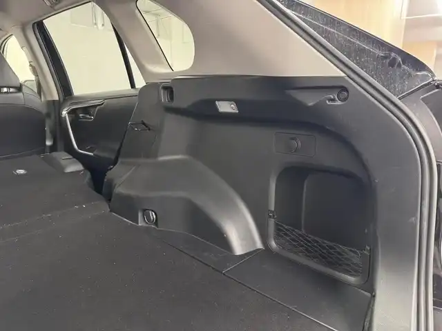 トヨタ ＲＡＶ４ アドベンチャー オフロードPKG 三重県 2021(令3)年 6.4万km アティチュードブラックマイカ ガソリン/フルタイム4WD/MTモード付フロアCVT/純正 9インチ ディスプレイオーディオ/（FM/AM/TV/Bluetooth/USB/iPod/Miracast/AppleCarPlay/AndroidAuto）/バックガイドモニター/ビルトイン ETC/Toyota Safety Sense/●プリクラッシュセーフティ/●レーントレーシングアシスト/●オートハイビーム/●レーダークルコン/●ロードサインアシスト/・ブラインドスポットモニター/・リヤクロストラフィックアラート/・パーキングサポートブレーキ（前後静止物・後方接近車両）/・先行車発進告知/装備/●合皮シート/●パワーシート（Dメモリー付8way＆ランバーサポート）/●シートヒーター＆ベンチレーション（D/N）/●ステアリングヒーター/●左右独立オートエアコン/●ステアリングスイッチ/●オートライト/●LEDヘッドランプ/●フロントフォグランプ/●プッシュスタート/●純正18inAW（オフロードパッケージ専用マットブラック塗装）/●スマートキーx2/・保/取/マルチ取/など