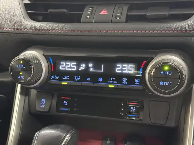 トヨタ ＲＡＶ４ アドベンチャー オフロードPKG 三重県 2021(令3)年 6.4万km アティチュードブラックマイカ ガソリン/フルタイム4WD/MTモード付フロアCVT/純正 9インチ ディスプレイオーディオ/（FM/AM/TV/Bluetooth/USB/iPod/Miracast/AppleCarPlay/AndroidAuto）/バックガイドモニター/ビルトイン ETC/Toyota Safety Sense/●プリクラッシュセーフティ/●レーントレーシングアシスト/●オートハイビーム/●レーダークルコン/●ロードサインアシスト/・ブラインドスポットモニター/・リヤクロストラフィックアラート/・パーキングサポートブレーキ（前後静止物・後方接近車両）/・先行車発進告知/装備/●合皮シート/●パワーシート（Dメモリー付8way＆ランバーサポート）/●シートヒーター＆ベンチレーション（D/N）/●ステアリングヒーター/●左右独立オートエアコン/●ステアリングスイッチ/●オートライト/●LEDヘッドランプ/●フロントフォグランプ/●プッシュスタート/●純正18inAW（オフロードパッケージ専用マットブラック塗装）/●スマートキーx2/・保/取/マルチ取/など