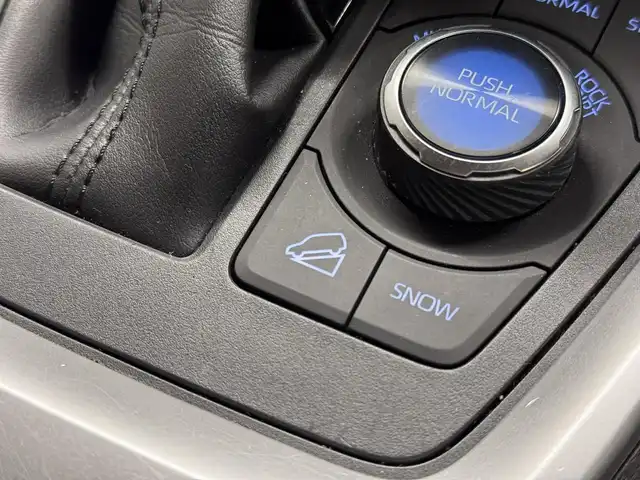 トヨタ ＲＡＶ４ アドベンチャー オフロードPKG 三重県 2021(令3)年 6.4万km アティチュードブラックマイカ ガソリン/フルタイム4WD/MTモード付フロアCVT/純正 9インチ ディスプレイオーディオ/（FM/AM/TV/Bluetooth/USB/iPod/Miracast/AppleCarPlay/AndroidAuto）/バックガイドモニター/ビルトイン ETC/Toyota Safety Sense/●プリクラッシュセーフティ/●レーントレーシングアシスト/●オートハイビーム/●レーダークルコン/●ロードサインアシスト/・ブラインドスポットモニター/・リヤクロストラフィックアラート/・パーキングサポートブレーキ（前後静止物・後方接近車両）/・先行車発進告知/装備/●合皮シート/●パワーシート（Dメモリー付8way＆ランバーサポート）/●シートヒーター＆ベンチレーション（D/N）/●ステアリングヒーター/●左右独立オートエアコン/●ステアリングスイッチ/●オートライト/●LEDヘッドランプ/●フロントフォグランプ/●プッシュスタート/●純正18inAW（オフロードパッケージ専用マットブラック塗装）/●スマートキーx2/・保/取/マルチ取/など