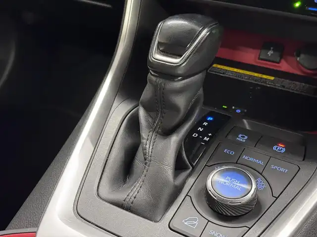 トヨタ ＲＡＶ４ アドベンチャー オフロードPKG 三重県 2021(令3)年 6.4万km アティチュードブラックマイカ ガソリン/フルタイム4WD/MTモード付フロアCVT/純正 9インチ ディスプレイオーディオ/（FM/AM/TV/Bluetooth/USB/iPod/Miracast/AppleCarPlay/AndroidAuto）/バックガイドモニター/ビルトイン ETC/Toyota Safety Sense/●プリクラッシュセーフティ/●レーントレーシングアシスト/●オートハイビーム/●レーダークルコン/●ロードサインアシスト/・ブラインドスポットモニター/・リヤクロストラフィックアラート/・パーキングサポートブレーキ（前後静止物・後方接近車両）/・先行車発進告知/装備/●合皮シート/●パワーシート（Dメモリー付8way＆ランバーサポート）/●シートヒーター＆ベンチレーション（D/N）/●ステアリングヒーター/●左右独立オートエアコン/●ステアリングスイッチ/●オートライト/●LEDヘッドランプ/●フロントフォグランプ/●プッシュスタート/●純正18inAW（オフロードパッケージ専用マットブラック塗装）/●スマートキーx2/・保/取/マルチ取/など