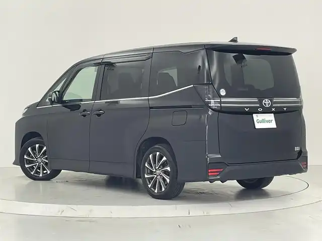 トヨタ ヴォクシー ハイブリッド S－Z 大阪府 2023(令5)年 2.4万km グリッターブラックガラスフレーク 禁煙車/トヨタセーフティセンス/　・プリクラッシュセーフティ　PCS/　・レーントレーシングアシスト　LTA/　・レーンディパーチャーアラート　LDA/　・レーダークルーズコントロール　ACC/　・ロードサインアシスト　RSA/　・フロントクロストラフィックアラート　FCTA/　・リアクロストラフィックアラート　RCTA/　・プロアクティブドライビングアシスト　PDA/　・パーキングサポートブレーキ　PSB/　・発信遅れ告知機能　TMN/純正ディスプレイオーディオ/　Bluetooth/フルセグ/CD/DVD/バックカメラ/両側パワースライドドア/ハーフレザーシート/前席シートヒーター/LEDオートライト/オートマチックハイビーム　AHB/フォグランプ/純正17インチアルミホイール/スマートキー/ETC2.0/フロアマット/ドアバイザー