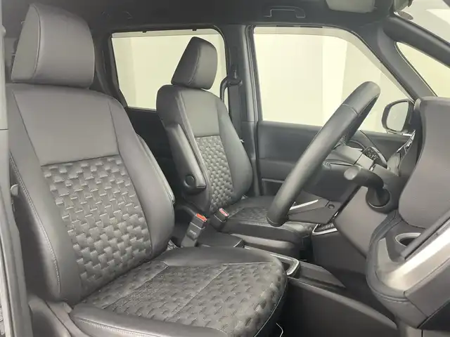 トヨタ ヴォクシー ハイブリッド S－Z 大阪府 2023(令5)年 2.4万km グリッターブラックガラスフレーク 禁煙車/トヨタセーフティセンス/　・プリクラッシュセーフティ　PCS/　・レーントレーシングアシスト　LTA/　・レーンディパーチャーアラート　LDA/　・レーダークルーズコントロール　ACC/　・ロードサインアシスト　RSA/　・フロントクロストラフィックアラート　FCTA/　・リアクロストラフィックアラート　RCTA/　・プロアクティブドライビングアシスト　PDA/　・パーキングサポートブレーキ　PSB/　・発信遅れ告知機能　TMN/純正ディスプレイオーディオ/　Bluetooth/フルセグ/CD/DVD/バックカメラ/両側パワースライドドア/ハーフレザーシート/前席シートヒーター/LEDオートライト/オートマチックハイビーム　AHB/フォグランプ/純正17インチアルミホイール/スマートキー/ETC2.0/フロアマット/ドアバイザー