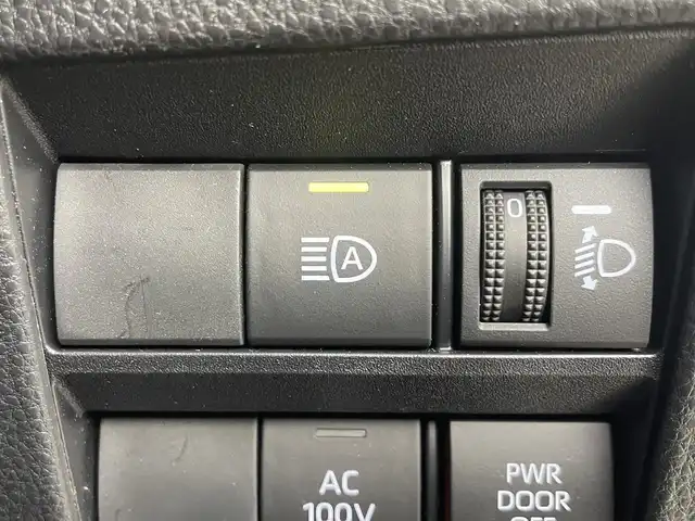 トヨタ ヴォクシー ハイブリッド S－Z 大阪府 2023(令5)年 2.4万km グリッターブラックガラスフレーク 禁煙車/トヨタセーフティセンス/　・プリクラッシュセーフティ　PCS/　・レーントレーシングアシスト　LTA/　・レーンディパーチャーアラート　LDA/　・レーダークルーズコントロール　ACC/　・ロードサインアシスト　RSA/　・フロントクロストラフィックアラート　FCTA/　・リアクロストラフィックアラート　RCTA/　・プロアクティブドライビングアシスト　PDA/　・パーキングサポートブレーキ　PSB/　・発信遅れ告知機能　TMN/純正ディスプレイオーディオ/　Bluetooth/フルセグ/CD/DVD/バックカメラ/両側パワースライドドア/ハーフレザーシート/前席シートヒーター/LEDオートライト/オートマチックハイビーム　AHB/フォグランプ/純正17インチアルミホイール/スマートキー/ETC2.0/フロアマット/ドアバイザー