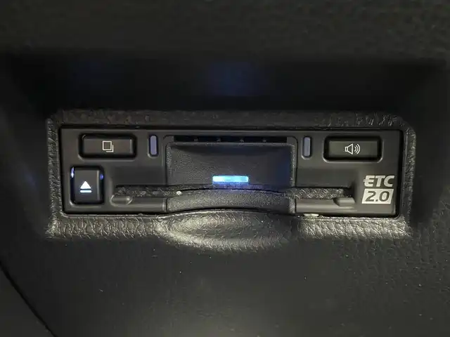 トヨタ ヴォクシー ハイブリッド S－Z 大阪府 2023(令5)年 2.4万km グリッターブラックガラスフレーク 禁煙車/トヨタセーフティセンス/　・プリクラッシュセーフティ　PCS/　・レーントレーシングアシスト　LTA/　・レーンディパーチャーアラート　LDA/　・レーダークルーズコントロール　ACC/　・ロードサインアシスト　RSA/　・フロントクロストラフィックアラート　FCTA/　・リアクロストラフィックアラート　RCTA/　・プロアクティブドライビングアシスト　PDA/　・パーキングサポートブレーキ　PSB/　・発信遅れ告知機能　TMN/純正ディスプレイオーディオ/　Bluetooth/フルセグ/CD/DVD/バックカメラ/両側パワースライドドア/ハーフレザーシート/前席シートヒーター/LEDオートライト/オートマチックハイビーム　AHB/フォグランプ/純正17インチアルミホイール/スマートキー/ETC2.0/フロアマット/ドアバイザー