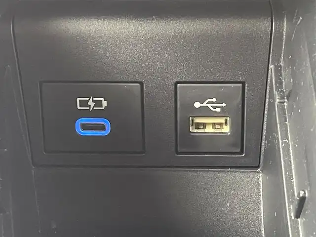 トヨタ ヴォクシー ハイブリッド S－Z 大阪府 2023(令5)年 2.4万km グリッターブラックガラスフレーク 禁煙車/トヨタセーフティセンス/　・プリクラッシュセーフティ　PCS/　・レーントレーシングアシスト　LTA/　・レーンディパーチャーアラート　LDA/　・レーダークルーズコントロール　ACC/　・ロードサインアシスト　RSA/　・フロントクロストラフィックアラート　FCTA/　・リアクロストラフィックアラート　RCTA/　・プロアクティブドライビングアシスト　PDA/　・パーキングサポートブレーキ　PSB/　・発信遅れ告知機能　TMN/純正ディスプレイオーディオ/　Bluetooth/フルセグ/CD/DVD/バックカメラ/両側パワースライドドア/ハーフレザーシート/前席シートヒーター/LEDオートライト/オートマチックハイビーム　AHB/フォグランプ/純正17インチアルミホイール/スマートキー/ETC2.0/フロアマット/ドアバイザー