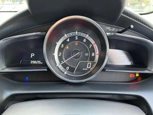マツダ デミオ 13S ブラックレザーリミテッド 愛媛県 2016(平28)年 4万km スノーフレイクホワイトパールマイカ 純正7型ナビ(AM/FM/BT/フルセグTV)/前後ドライブレコーダー/黒半革温シート/ヘッドアップディスプレイ/アイドリングストップ/LEDヘッドライト/純正フロアマット/電格ミラー/ドアバイザー/トノカバー/オートライト/ETC/シガーソケット/ISOFIX/現状サマー(純正AW)(185/65/R15)/YOKOHAMA BluEarth-A