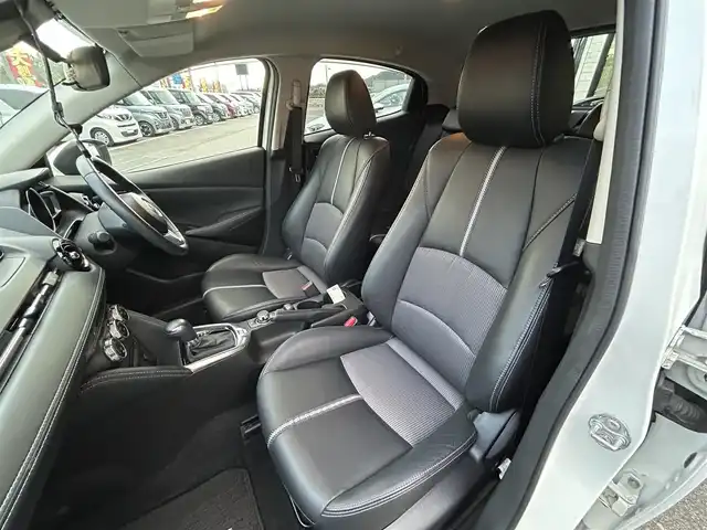 マツダ デミオ 13S ブラックレザーリミテッド 愛媛県 2016(平28)年 4万km スノーフレイクホワイトパールマイカ 純正7型ナビ(AM/FM/BT/フルセグTV)/前後ドライブレコーダー/黒半革温シート/ヘッドアップディスプレイ/アイドリングストップ/LEDヘッドライト/純正フロアマット/電格ミラー/ドアバイザー/トノカバー/オートライト/ETC/シガーソケット/ISOFIX/現状サマー(純正AW)(185/65/R15)/YOKOHAMA BluEarth-A