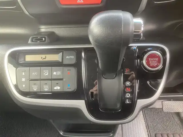 ホンダ Ｎ ＢＯＸ カスタム G Lパッケージ 埼玉県 2015(平27)年 10.8万km スマートブラック (株)IDOMが運営する【じしゃロン鳩ヶ谷店】の自社ローン対象車両になります。こちらは現金ご利用時の価格です。自社ローンご希望の方は別途その旨お申付け下さい。/登録時108065km/社外メモリナビ(品番:AVIC-RZ09)/フルセグTV/バックカメラ/CTBA(シティブレーキアクティブシステム)/ダブル/サイド/カーテンエアバッグ/横滑り防止装置/ETC/左側パワースライドドア/プッシュスタート/スマートキー/背面シートテーブル/後席ロールサンシェード/ベンチシート/チップアップシート/純正HIDヘッドライト/純正14インチAW/純正フロアマット/オートリトラミラー/電動格納機能付きウインカーミラー