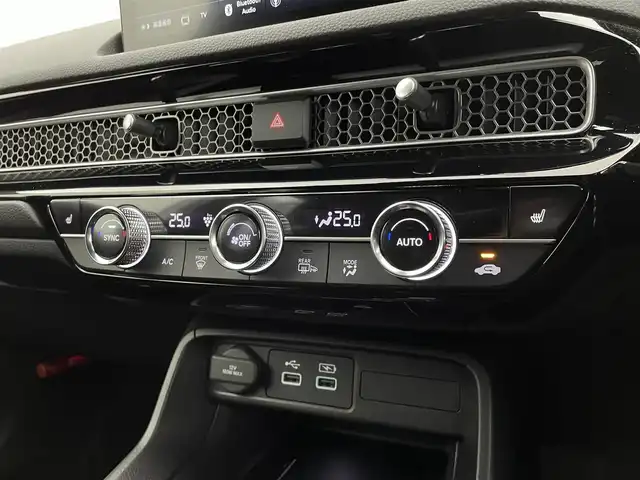 ホンダ シビック e:HEV 宮城県 2023(令5)年 2.4万km プラチナホワイトパール 純正コネクトナビ/リアスポイラー/LEDフォグライト/BOSEサウンド/アダプティブクルーズコントロール/トラフィックジャムアシスト/アダプティブドライビングビーム/BSM/パーキングセンサー/ホンダセンシング/前席パワーシート/シートヒーター/ワイヤレス充電器/コンビシート/ETC2.0/前後ドライブレコーダー/禁煙