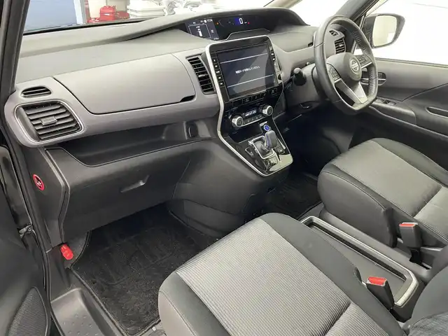 日産 セレナ e－パワー ハイウェイスター V 滋賀県 2022(令4)年 6.2万km ダイヤモンドブラック 純正9インチナビ/・Bluetooth/フルセグTV/CD/DVD/フリップダウンモニター/両側パワースライドドア/追従クルーズコントロール/全方位カメラ/シートヒーター/ステアリングヒーター/ステアリングリモコン/オートライト/オートハイビーム/LEDヘッドライト/オートブレーキホールド/プッシュスタート/純正前後ドライブレコーダー/ETC2.0/スマートキー