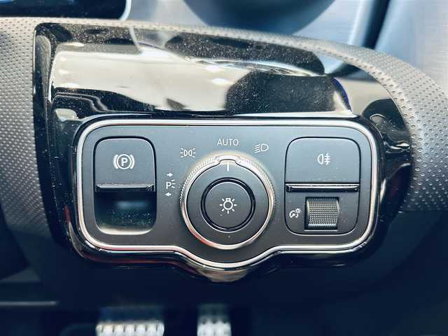 メルセデス・ベンツ ＣＬＡ２００ｄ AMGライン 大阪府 2019(令1)年 3.3万km マウンテングレー AMGレザーエクスクルーシブP/アドバンスドP/ワンオーナー/レーダーセーフティ/サンルーフ/HUD/赤黒革/メモリ付きパワーシート/シートヒーター/純正ナビ/TV/360度カメラ/ACC/ブラインドスポット/純正18インチAW/LEDヘッドライト/アンビエントライト/ワイヤレス充電