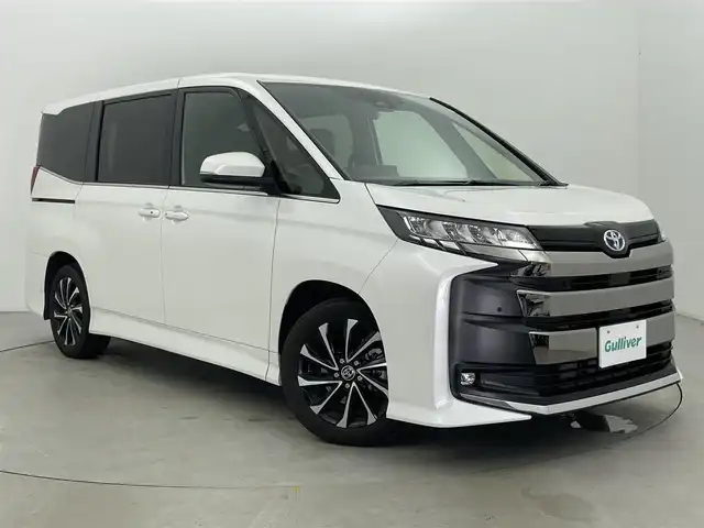 トヨタ ノア ハイブリッド S－Z 富山県 2023(令5)年 2万km ホワイトパールクリスタルシャイン 純正10.5型ディスプレイオーディオ/（AM/FM/BT/DVD/USB/HDMI/フルセグ）/バックカメラ/ETC/ハーフレザーシート/シートヒーター/両側パワースライドドア/衝突被害軽減システム/レーダークルーズコントロール/レーンキープアシスト/コーナーセンサー/横滑り防止装置/アイドリングストップ/純正アルミホイール/オートLEDライト/オートマチックハイビーム/オートホールド付電子パーキング/革巻きステアリング/ステアリングスイッチ/スマートキー/スペアキー