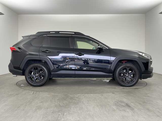 トヨタ ＲＡＶ４ アドベンチャー オフロードPKG 兵庫県 2021(令3)年 6.9万km アティチュードブラックマイカ ・純正9インチディスプレイナビ&TV&USB&BT&Miracast/・バックカメラ/・ETC2.0/・トヨタセーフティセンス/・プリクラッシュセーフティ/・ブラインドスポットモニター/・レーントレーシングアシスト/・リヤクロストラフィックアラート/・パーキングサポートブレーキ/・ロードサインアシスト/・クリアランスソナー/・オートハイビーム/・レーダークルーズコントロール/・オートライト/・パワーバックドア/・合皮シート/・運転席パワーシート/・運転席・助手席シートヒーター/・運転席・助手席エアシート/・シートベンチレーション/・ステアリングヒーター/・電子パーキング/・オートホールド/・デジタルインナーミラー/・LEDライト/・フォグライト/・横滑り防止装置/・スマートキー/・スペアキー/・プッシュスタート/・保証書/・取扱説明書