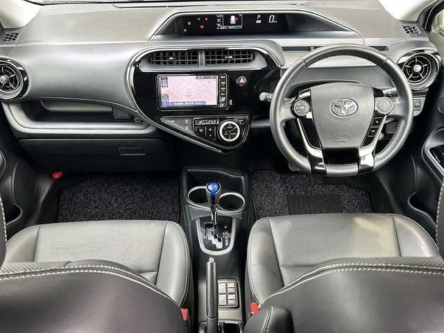 トヨタ アクア G ブラックソフトレザーセレ 静岡県 2019(平31)年 3.9万km ホワイトパールクリスタルシャイン 純正ナビ/・バックカメラ/・Bluetooth/・CD/・フルセグTV/・SD/・ステアリングスイッチ/主要装備/・プッシュスタート/・ETC車載器/・衝突被害軽減システム/・レーンキープアシスト/・オートマチックハイビーム/・ハーフレザーシート/・前後ソナー/・クルーズコントロール/・LEDヘッドライト/・純正フロアマット/・ドアバイザー/・スマートキー/・スペアキー/・ECOモード/・EVモード/・革巻ハンドル