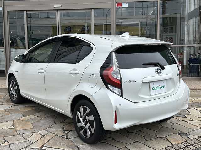 トヨタ アクア G ブラックソフトレザーセレ 静岡県 2019(平31)年 3.9万km ホワイトパールクリスタルシャイン 純正ナビ/・バックカメラ/・Bluetooth/・CD/・フルセグTV/・SD/・ステアリングスイッチ/主要装備/・プッシュスタート/・ETC車載器/・衝突被害軽減システム/・レーンキープアシスト/・オートマチックハイビーム/・ハーフレザーシート/・前後ソナー/・クルーズコントロール/・LEDヘッドライト/・純正フロアマット/・ドアバイザー/・スマートキー/・スペアキー/・ECOモード/・EVモード/・革巻ハンドル