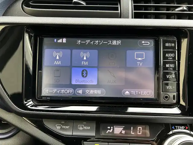 トヨタ アクア S 大阪府 2016(平28)年 6万km シルバーM 純正SDナビ/（ワンセグ/BT/CD）/バックカメラ/レーンキープアシスト/プリクラッシュセーフティ/横滑り防止システム/キーレスエントリー/純正フロアマット/ETC/保証書/取扱説明書