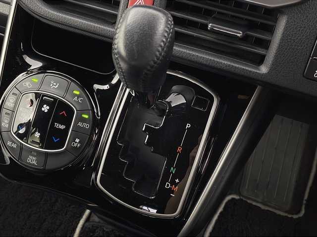 トヨタ ヴォクシー ZS 煌Ⅱ 宮城県 2019(令1)年 6.9万km ホワイトパールクリスタルシャイン ワンオーナー/トヨタセーフティーセンス/・クルーズコントロール/・プリクラッシュセーフティ/・レーンディパーチャーアラート/・先行車発進告知/アルパインフリップダウンモニター/アルパイン11インチナビ/・フルセグTV/・BT.CD/DVD.HDMI.USB/バックカメラ/両側パワースライドドア/LEDヘッドライト/LEDフォグライト/ビルトインETC/革巻きステアリング/ステアリングスイッチ/プッシュスタート/スマートキー/アイドリングストップ/純正16インチアルミホイール/ドアバイザー