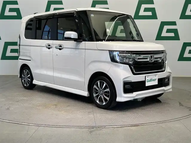 ホンダ Ｎ ＢＯＸ カスタム L 鹿児島県 2021(令3)年 1.8万km プラチナホワイトパール 禁煙車/ETC/前方ドラレコ/社外ナビ/（フルセグTV/AM・FM/BT/CD・DVD/USB/MSV）/ホンダセンシング/・衝突軽減ブレーキ/・先行車発進お知らせ機能/・路外逸脱抑制機能/・アダクティブクルーズコントロール/・車線維持支援システム/・オートハイビーム/・誤発進抑制機能/純正ラバーマット/純正14インチAW/シートカバー/ロール式サンシェード/後席テーブル/ヘッドライトレベライザー/ステアリングリモコン/電格ミラー/プッシュスタート/スマートキー