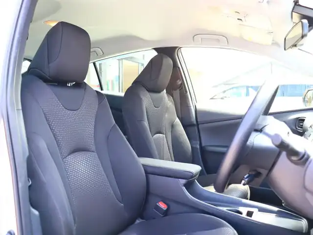 トヨタ プリウス SセーフティプラスⅡ 福島県 2022(令4)年 0.7万km シルバーM  ワ ン オ ー ナ ー/ 純 正 デ ィ ス プ レ イ オ ー デ ィ オ/ 全 方 位 カ メ ラ/ ク ル ー ズ コ ン ト ロ ー ル/ ド ラ イ ブ レ コ ー ダ ー（F・R）/ ス マ ー ト キ ー/ ト ヨ タ セ ー フ テ ィ/ 純 正 L E D ヘ ッ ド ラ イ ト/ 純 正 フ ォ グ ラ ン プ/ 純 正 １ ５ イ ン チ ア ル ミ ホ イ ル/ ブ ラ イ ン ド ス ポ ッ ト モ ニ タ ー/ 新　車　保　証　書/ 取　扱　説　明　書