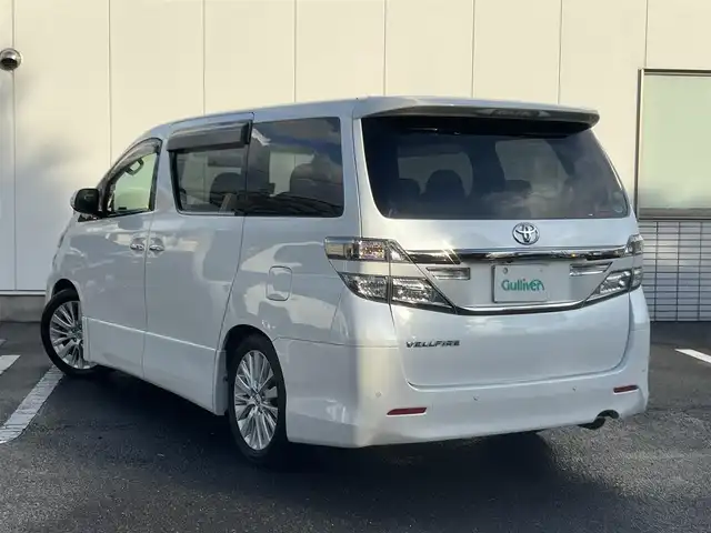 トヨタ ヴェルファイア 2．4Z 三重県 2013(平25)年 14.6万km ホワイトパールクリスタルシャイン 8インチナビ（Bluetooth/地デジTV/CD/DVD/AM/FM/SD）/バックカメラ/パワースライドドア（後席両側）/バックドアイージークローザー/ETC/スペアキー/左右独立温度調整オートエアコン/リアオートエアコン/ナノイー（フロント）/SRSエアバック（運転席/助手席/サイド/カーテン/ニー）/スモーク加飾付HIDヘッドランプ/メッキリング/オートライト/メッキ横桟フロントグリル/開口部台形フロントエアロバンパー/メッキリング付スポーツタイプフロントフォグランプ/サイドクラッディングパネル/リアスポイラー/リアエアロバンパー/スモークレンズLEDリアコンビネーションランプ/メッキバックドアガーニッシュ/マフラーカッター/235/50R18タイヤ/18インチアルミホイール/レッド指針スポーツタイプオプティトロンメーター（自発光式アナログメーター）/ディンプル革巻きステアリングホイール/ダークレッドトリコットシート/リラックスキャプテンシート/マニュアルオットマン/回転式アームレスト/スマートエントリー/スタートシステム/イモビライザー/ブラックエンジンスイッチ