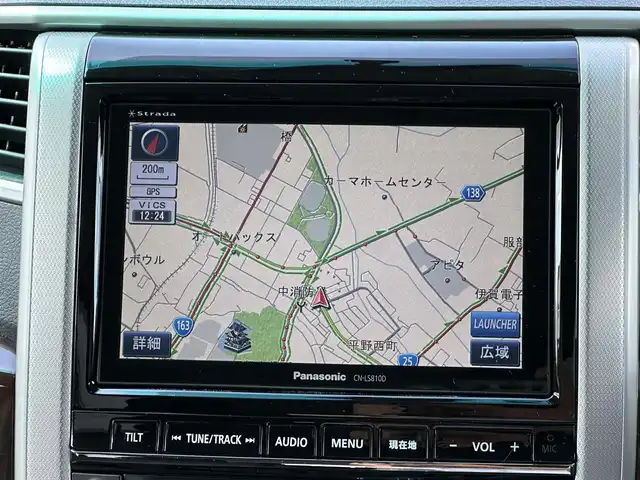 トヨタ ヴェルファイア 2．4Z 三重県 2013(平25)年 14.6万km ホワイトパールクリスタルシャイン 8インチナビ（Bluetooth/地デジTV/CD/DVD/AM/FM/SD）/バックカメラ/パワースライドドア（後席両側）/バックドアイージークローザー/ETC/スペアキー/左右独立温度調整オートエアコン/リアオートエアコン/ナノイー（フロント）/SRSエアバック（運転席/助手席/サイド/カーテン/ニー）/スモーク加飾付HIDヘッドランプ/メッキリング/オートライト/メッキ横桟フロントグリル/開口部台形フロントエアロバンパー/メッキリング付スポーツタイプフロントフォグランプ/サイドクラッディングパネル/リアスポイラー/リアエアロバンパー/スモークレンズLEDリアコンビネーションランプ/メッキバックドアガーニッシュ/マフラーカッター/235/50R18タイヤ/18インチアルミホイール/レッド指針スポーツタイプオプティトロンメーター（自発光式アナログメーター）/ディンプル革巻きステアリングホイール/ダークレッドトリコットシート/リラックスキャプテンシート/マニュアルオットマン/回転式アームレスト/スマートエントリー/スタートシステム/イモビライザー/ブラックエンジンスイッチ