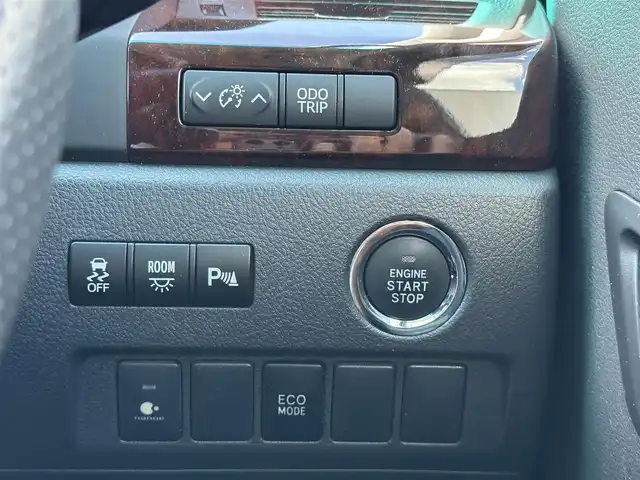 トヨタ ヴェルファイア 2．4Z 三重県 2013(平25)年 14.6万km ホワイトパールクリスタルシャイン 8インチナビ（Bluetooth/地デジTV/CD/DVD/AM/FM/SD）/バックカメラ/パワースライドドア（後席両側）/バックドアイージークローザー/ETC/スペアキー/左右独立温度調整オートエアコン/リアオートエアコン/ナノイー（フロント）/SRSエアバック（運転席/助手席/サイド/カーテン/ニー）/スモーク加飾付HIDヘッドランプ/メッキリング/オートライト/メッキ横桟フロントグリル/開口部台形フロントエアロバンパー/メッキリング付スポーツタイプフロントフォグランプ/サイドクラッディングパネル/リアスポイラー/リアエアロバンパー/スモークレンズLEDリアコンビネーションランプ/メッキバックドアガーニッシュ/マフラーカッター/235/50R18タイヤ/18インチアルミホイール/レッド指針スポーツタイプオプティトロンメーター（自発光式アナログメーター）/ディンプル革巻きステアリングホイール/ダークレッドトリコットシート/リラックスキャプテンシート/マニュアルオットマン/回転式アームレスト/スマートエントリー/スタートシステム/イモビライザー/ブラックエンジンスイッチ
