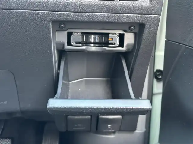 トヨタ ヴェルファイア 2．4Z 三重県 2013(平25)年 14.6万km ホワイトパールクリスタルシャイン 8インチナビ（Bluetooth/地デジTV/CD/DVD/AM/FM/SD）/バックカメラ/パワースライドドア（後席両側）/バックドアイージークローザー/ETC/スペアキー/左右独立温度調整オートエアコン/リアオートエアコン/ナノイー（フロント）/SRSエアバック（運転席/助手席/サイド/カーテン/ニー）/スモーク加飾付HIDヘッドランプ/メッキリング/オートライト/メッキ横桟フロントグリル/開口部台形フロントエアロバンパー/メッキリング付スポーツタイプフロントフォグランプ/サイドクラッディングパネル/リアスポイラー/リアエアロバンパー/スモークレンズLEDリアコンビネーションランプ/メッキバックドアガーニッシュ/マフラーカッター/235/50R18タイヤ/18インチアルミホイール/レッド指針スポーツタイプオプティトロンメーター（自発光式アナログメーター）/ディンプル革巻きステアリングホイール/ダークレッドトリコットシート/リラックスキャプテンシート/マニュアルオットマン/回転式アームレスト/スマートエントリー/スタートシステム/イモビライザー/ブラックエンジンスイッチ