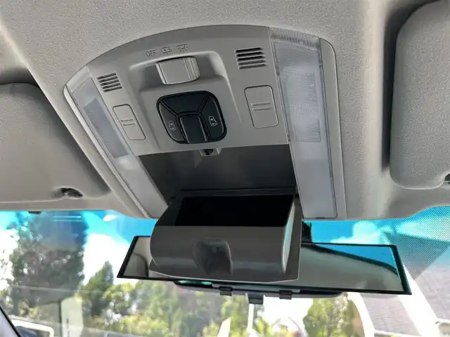 トヨタ ヴェルファイア 2．4Z 三重県 2013(平25)年 14.6万km ホワイトパールクリスタルシャイン 8インチナビ（Bluetooth/地デジTV/CD/DVD/AM/FM/SD）/バックカメラ/パワースライドドア（後席両側）/バックドアイージークローザー/ETC/スペアキー/左右独立温度調整オートエアコン/リアオートエアコン/ナノイー（フロント）/SRSエアバック（運転席/助手席/サイド/カーテン/ニー）/スモーク加飾付HIDヘッドランプ/メッキリング/オートライト/メッキ横桟フロントグリル/開口部台形フロントエアロバンパー/メッキリング付スポーツタイプフロントフォグランプ/サイドクラッディングパネル/リアスポイラー/リアエアロバンパー/スモークレンズLEDリアコンビネーションランプ/メッキバックドアガーニッシュ/マフラーカッター/235/50R18タイヤ/18インチアルミホイール/レッド指針スポーツタイプオプティトロンメーター（自発光式アナログメーター）/ディンプル革巻きステアリングホイール/ダークレッドトリコットシート/リラックスキャプテンシート/マニュアルオットマン/回転式アームレスト/スマートエントリー/スタートシステム/イモビライザー/ブラックエンジンスイッチ