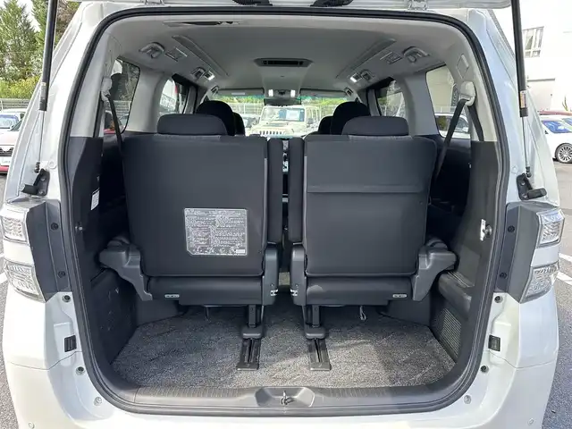 トヨタ ヴェルファイア 2．4Z 三重県 2013(平25)年 14.6万km ホワイトパールクリスタルシャイン 8インチナビ（Bluetooth/地デジTV/CD/DVD/AM/FM/SD）/バックカメラ/パワースライドドア（後席両側）/バックドアイージークローザー/ETC/スペアキー/左右独立温度調整オートエアコン/リアオートエアコン/ナノイー（フロント）/SRSエアバック（運転席/助手席/サイド/カーテン/ニー）/スモーク加飾付HIDヘッドランプ/メッキリング/オートライト/メッキ横桟フロントグリル/開口部台形フロントエアロバンパー/メッキリング付スポーツタイプフロントフォグランプ/サイドクラッディングパネル/リアスポイラー/リアエアロバンパー/スモークレンズLEDリアコンビネーションランプ/メッキバックドアガーニッシュ/マフラーカッター/235/50R18タイヤ/18インチアルミホイール/レッド指針スポーツタイプオプティトロンメーター（自発光式アナログメーター）/ディンプル革巻きステアリングホイール/ダークレッドトリコットシート/リラックスキャプテンシート/マニュアルオットマン/回転式アームレスト/スマートエントリー/スタートシステム/イモビライザー/ブラックエンジンスイッチ