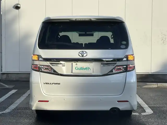トヨタ ヴェルファイア 2．4Z 三重県 2013(平25)年 14.6万km ホワイトパールクリスタルシャイン 8インチナビ（Bluetooth/地デジTV/CD/DVD/AM/FM/SD）/バックカメラ/パワースライドドア（後席両側）/バックドアイージークローザー/ETC/スペアキー/左右独立温度調整オートエアコン/リアオートエアコン/ナノイー（フロント）/SRSエアバック（運転席/助手席/サイド/カーテン/ニー）/スモーク加飾付HIDヘッドランプ/メッキリング/オートライト/メッキ横桟フロントグリル/開口部台形フロントエアロバンパー/メッキリング付スポーツタイプフロントフォグランプ/サイドクラッディングパネル/リアスポイラー/リアエアロバンパー/スモークレンズLEDリアコンビネーションランプ/メッキバックドアガーニッシュ/マフラーカッター/235/50R18タイヤ/18インチアルミホイール/レッド指針スポーツタイプオプティトロンメーター（自発光式アナログメーター）/ディンプル革巻きステアリングホイール/ダークレッドトリコットシート/リラックスキャプテンシート/マニュアルオットマン/回転式アームレスト/スマートエントリー/スタートシステム/イモビライザー/ブラックエンジンスイッチ