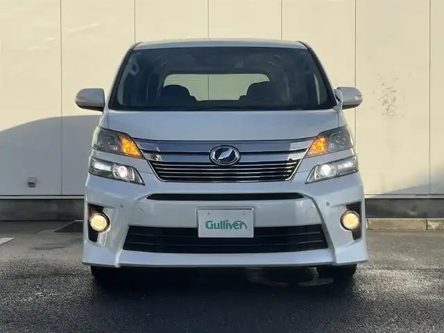 トヨタ ヴェルファイア 2．4Z 三重県 2013(平25)年 14.6万km ホワイトパールクリスタルシャイン 8インチナビ（Bluetooth/地デジTV/CD/DVD/AM/FM/SD）/バックカメラ/パワースライドドア（後席両側）/バックドアイージークローザー/ETC/スペアキー/左右独立温度調整オートエアコン/リアオートエアコン/ナノイー（フロント）/SRSエアバック（運転席/助手席/サイド/カーテン/ニー）/スモーク加飾付HIDヘッドランプ/メッキリング/オートライト/メッキ横桟フロントグリル/開口部台形フロントエアロバンパー/メッキリング付スポーツタイプフロントフォグランプ/サイドクラッディングパネル/リアスポイラー/リアエアロバンパー/スモークレンズLEDリアコンビネーションランプ/メッキバックドアガーニッシュ/マフラーカッター/235/50R18タイヤ/18インチアルミホイール/レッド指針スポーツタイプオプティトロンメーター（自発光式アナログメーター）/ディンプル革巻きステアリングホイール/ダークレッドトリコットシート/リラックスキャプテンシート/マニュアルオットマン/回転式アームレスト/スマートエントリー/スタートシステム/イモビライザー/ブラックエンジンスイッチ