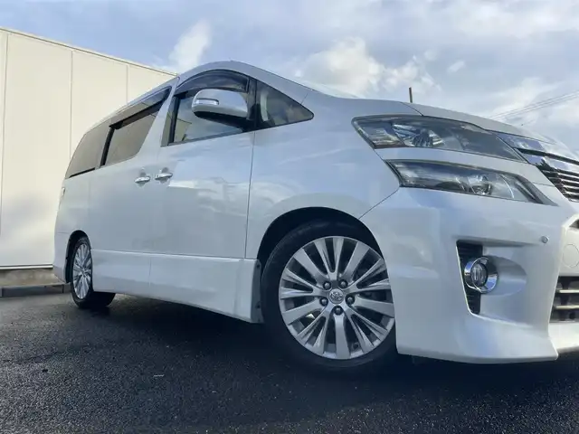 トヨタ ヴェルファイア 2．4Z 三重県 2013(平25)年 14.6万km ホワイトパールクリスタルシャイン 8インチナビ（Bluetooth/地デジTV/CD/DVD/AM/FM/SD）/バックカメラ/パワースライドドア（後席両側）/バックドアイージークローザー/ETC/スペアキー/左右独立温度調整オートエアコン/リアオートエアコン/ナノイー（フロント）/SRSエアバック（運転席/助手席/サイド/カーテン/ニー）/スモーク加飾付HIDヘッドランプ/メッキリング/オートライト/メッキ横桟フロントグリル/開口部台形フロントエアロバンパー/メッキリング付スポーツタイプフロントフォグランプ/サイドクラッディングパネル/リアスポイラー/リアエアロバンパー/スモークレンズLEDリアコンビネーションランプ/メッキバックドアガーニッシュ/マフラーカッター/235/50R18タイヤ/18インチアルミホイール/レッド指針スポーツタイプオプティトロンメーター（自発光式アナログメーター）/ディンプル革巻きステアリングホイール/ダークレッドトリコットシート/リラックスキャプテンシート/マニュアルオットマン/回転式アームレスト/スマートエントリー/スタートシステム/イモビライザー/ブラックエンジンスイッチ