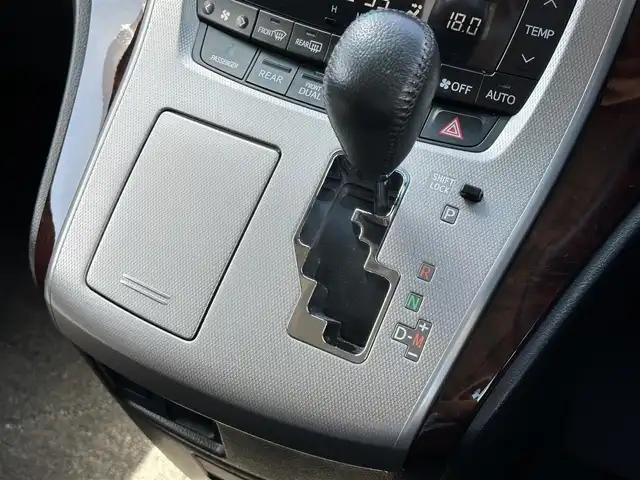 トヨタ ヴェルファイア 2．4Z 三重県 2013(平25)年 14.6万km ホワイトパールクリスタルシャイン 8インチナビ（Bluetooth/地デジTV/CD/DVD/AM/FM/SD）/バックカメラ/パワースライドドア（後席両側）/バックドアイージークローザー/ETC/スペアキー/左右独立温度調整オートエアコン/リアオートエアコン/ナノイー（フロント）/SRSエアバック（運転席/助手席/サイド/カーテン/ニー）/スモーク加飾付HIDヘッドランプ/メッキリング/オートライト/メッキ横桟フロントグリル/開口部台形フロントエアロバンパー/メッキリング付スポーツタイプフロントフォグランプ/サイドクラッディングパネル/リアスポイラー/リアエアロバンパー/スモークレンズLEDリアコンビネーションランプ/メッキバックドアガーニッシュ/マフラーカッター/235/50R18タイヤ/18インチアルミホイール/レッド指針スポーツタイプオプティトロンメーター（自発光式アナログメーター）/ディンプル革巻きステアリングホイール/ダークレッドトリコットシート/リラックスキャプテンシート/マニュアルオットマン/回転式アームレスト/スマートエントリー/スタートシステム/イモビライザー/ブラックエンジンスイッチ
