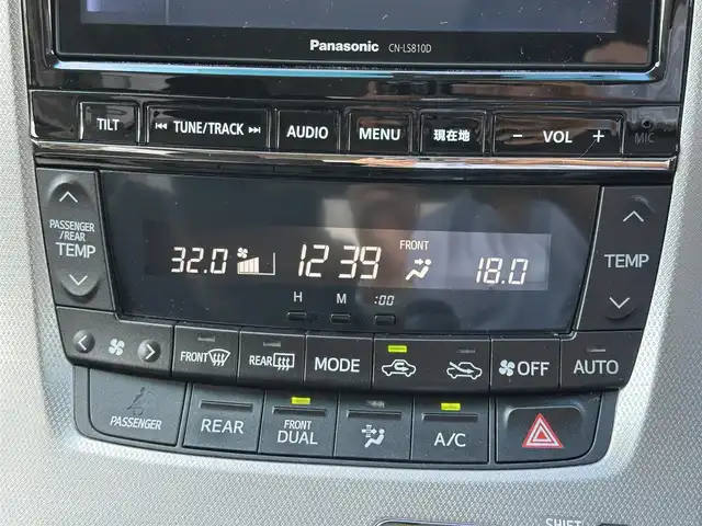 トヨタ ヴェルファイア 2．4Z 三重県 2013(平25)年 14.6万km ホワイトパールクリスタルシャイン 8インチナビ（Bluetooth/地デジTV/CD/DVD/AM/FM/SD）/バックカメラ/パワースライドドア（後席両側）/バックドアイージークローザー/ETC/スペアキー/左右独立温度調整オートエアコン/リアオートエアコン/ナノイー（フロント）/SRSエアバック（運転席/助手席/サイド/カーテン/ニー）/スモーク加飾付HIDヘッドランプ/メッキリング/オートライト/メッキ横桟フロントグリル/開口部台形フロントエアロバンパー/メッキリング付スポーツタイプフロントフォグランプ/サイドクラッディングパネル/リアスポイラー/リアエアロバンパー/スモークレンズLEDリアコンビネーションランプ/メッキバックドアガーニッシュ/マフラーカッター/235/50R18タイヤ/18インチアルミホイール/レッド指針スポーツタイプオプティトロンメーター（自発光式アナログメーター）/ディンプル革巻きステアリングホイール/ダークレッドトリコットシート/リラックスキャプテンシート/マニュアルオットマン/回転式アームレスト/スマートエントリー/スタートシステム/イモビライザー/ブラックエンジンスイッチ