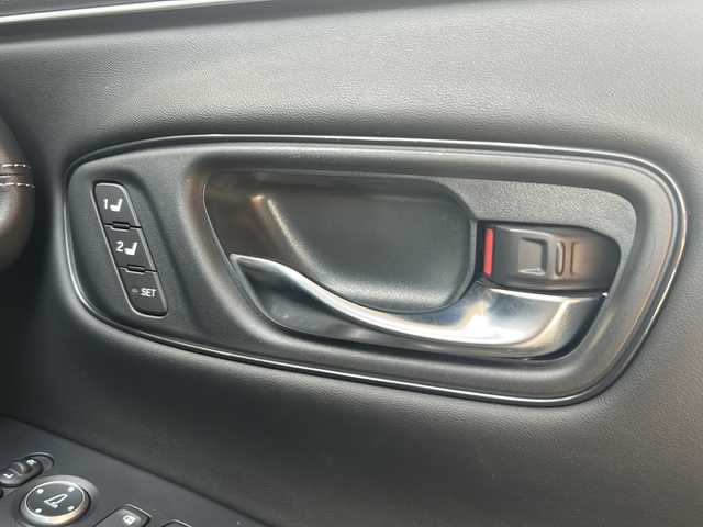 ホンダ ＺＲ－Ｖ ハイブリッド e:HEV Z 静岡県 2023(令5)年 1.9万km プラチナホワイトパール 純正ディスプレイオーディオ/・Bluetooth/・フルセグＴＶ/・ＵＳＢ/・スマホ連携/主要装備/・BOSEプレミアムサウンド/・衝突軽減/・レーンキープ/・追従クルコン/・コーナーセンサー前後/・全方位カメラ/・BSM/・パワーバックドア/・ワイヤレス充電/・ETC2.0/・レザーシート/・パワーシート/・シートヒーター/・ハンドルヒーター/・純正フロアマット/・純正アルミホイール