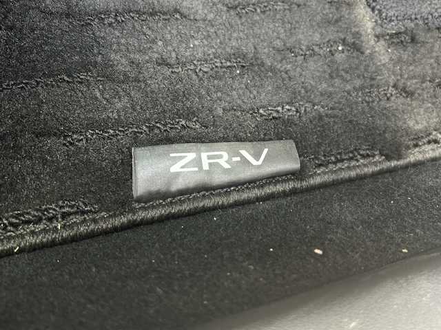 ホンダ ＺＲ－Ｖ ハイブリッド e:HEV Z 静岡県 2023(令5)年 1.9万km プラチナホワイトパール 純正ディスプレイオーディオ/・Bluetooth/・フルセグＴＶ/・ＵＳＢ/・スマホ連携/主要装備/・BOSEプレミアムサウンド/・衝突軽減/・レーンキープ/・追従クルコン/・コーナーセンサー前後/・全方位カメラ/・BSM/・パワーバックドア/・ワイヤレス充電/・ETC2.0/・レザーシート/・パワーシート/・シートヒーター/・ハンドルヒーター/・純正フロアマット/・純正アルミホイール