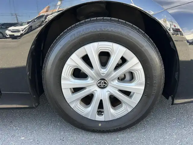 トヨタ プリウス S 静岡県 2020(令2)年 4.6万km アティチュードブラックマイカ 後期型/トヨタセーフティセンス/ケンウッドナビ/ＢＴオーディオ/ＣＤ再/バックカメラ/ＥＴＣ/ドアバイザー/レーダークルーズ/ＰＫＳＢ/ＬＥＤヘッドライト/ボンネット＆ルーフラッピング済み/スマートキー２本